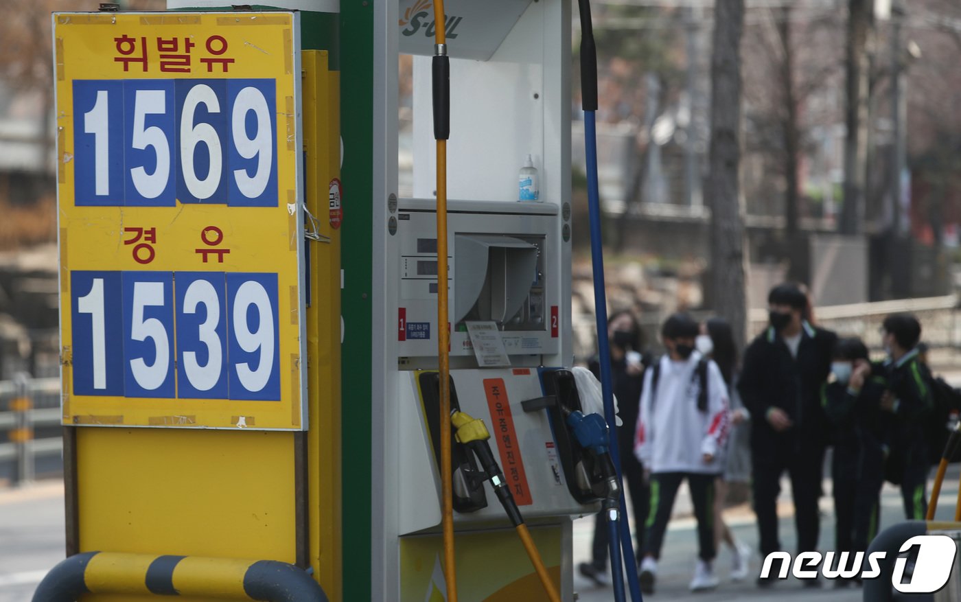 본문 이미지 - 정부가 다음 달 중 현재 각각 25%, 37% 인하하고 있는 휘발유와 경유 유류세 인하 조치 연장안을 발표할 예정이다. 2023.3.20/뉴스1 ⓒ News1 김민지 기자