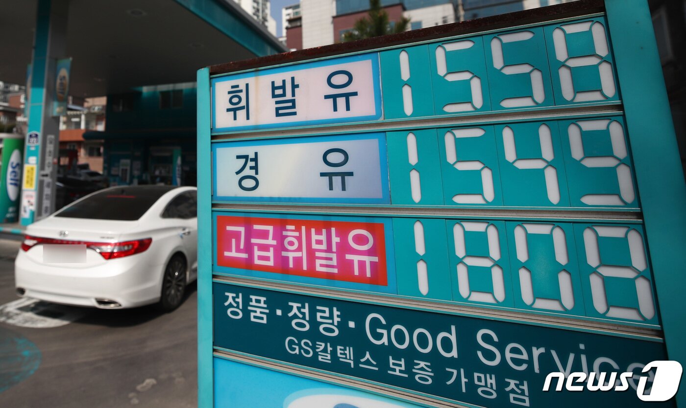 본문 이미지 - 정부가 다음 달 중 현재 각각 25%, 37% 인하하고 있는 휘발유와 경유 유류세 인하 조치 연장안을 발표할 예정이다. 관련 업계에서는 유류세 인하 조치를 유지하되 인하 폭 일부를 축소하는 방안이 유력하게 거론된다. 이는 지난해 유류세 인하 조치로 감소한 세수에 따른 것으로 풀이된다. 사진은 20일 서울 시내 주유소 유가정보판 모습. 2023.3.20/뉴스1 ⓒ News1 김민지 기자