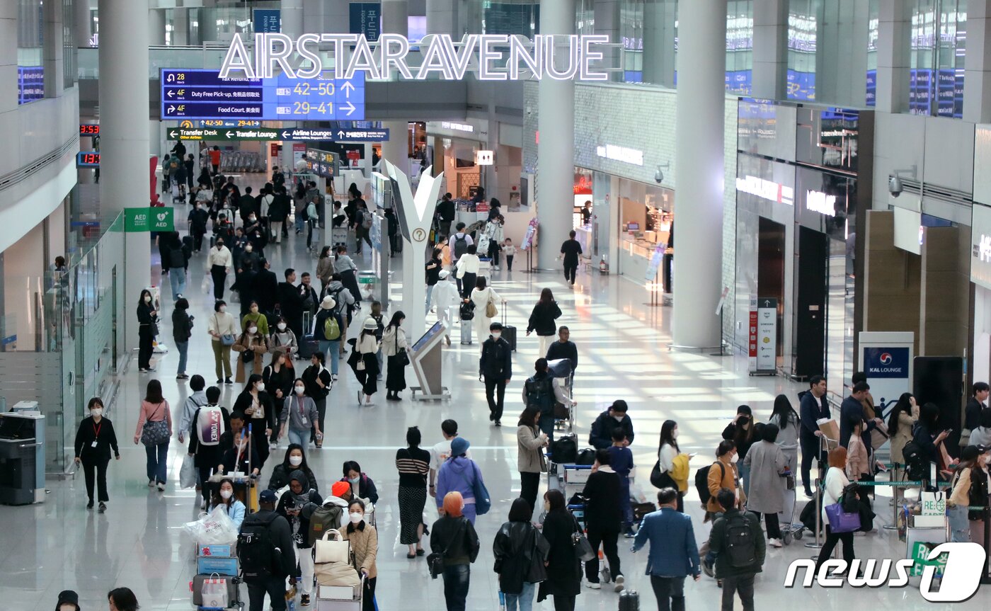 본문 이미지 - 사진은 20일 오전 인천국제공항 1터미널에 위치한 면세점의 모습. 2023.3.20 ⓒ 뉴스1 장수영 기자