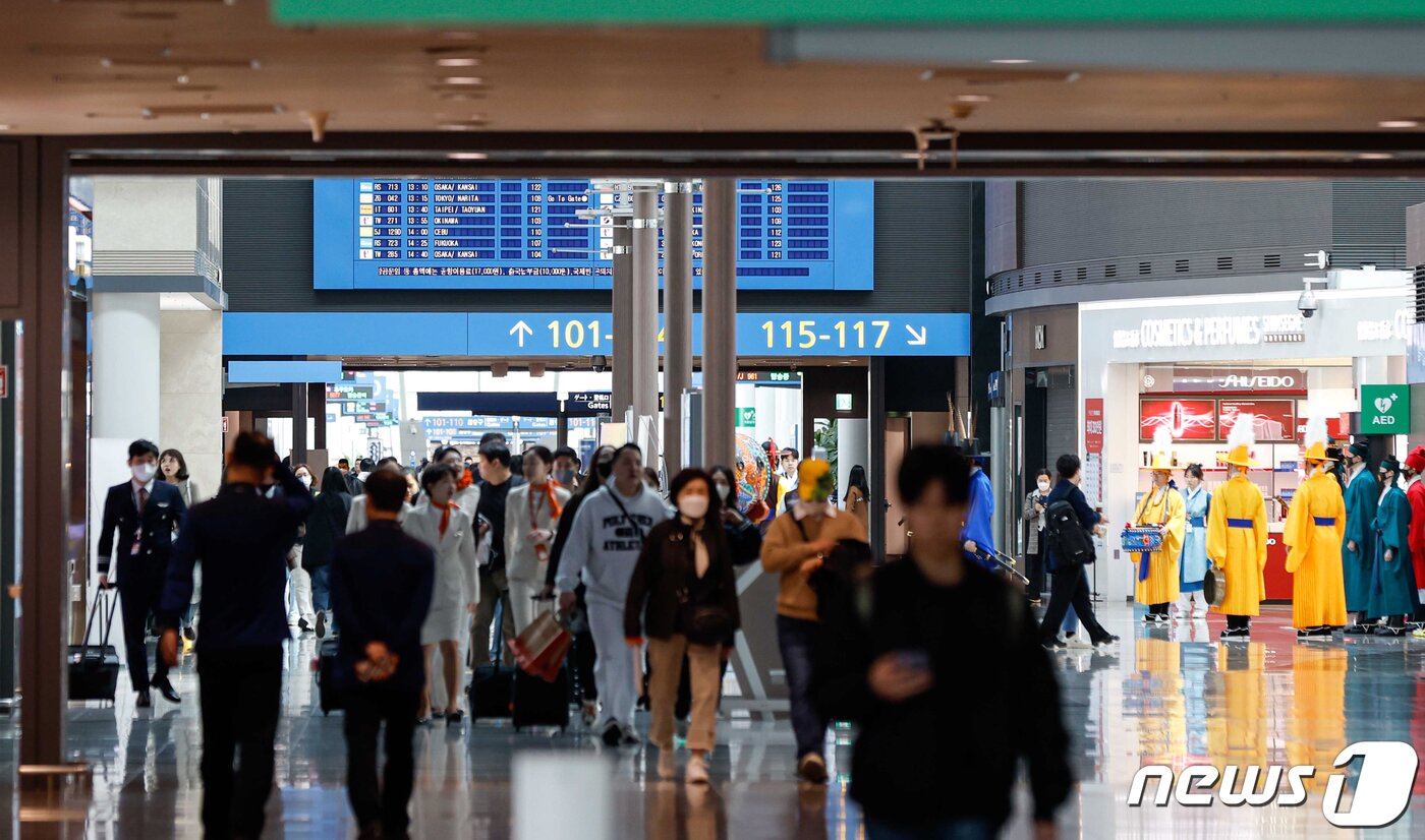 본문 이미지 - 사진은 20일 오전 인천국제공항 탑승동에 위치한 면세점의 모습. (공동취재) 2023.3.20/뉴스1 ⓒ News1 장수영 기자