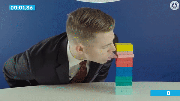 본문 이미지 - 세상에서 가장 긴 혀를 가진 남성 닉 스토벌이 '젠가 블록 5개 빼기'의 최단 시간 기록을 경신했다. (기네스 세계기록 유튜브)