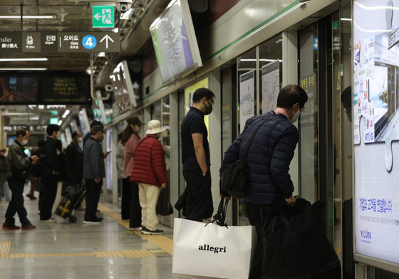 '지하철 무임승차 제한' 논쟁 점화…"노인 차별" vs "출퇴근 때 자제"