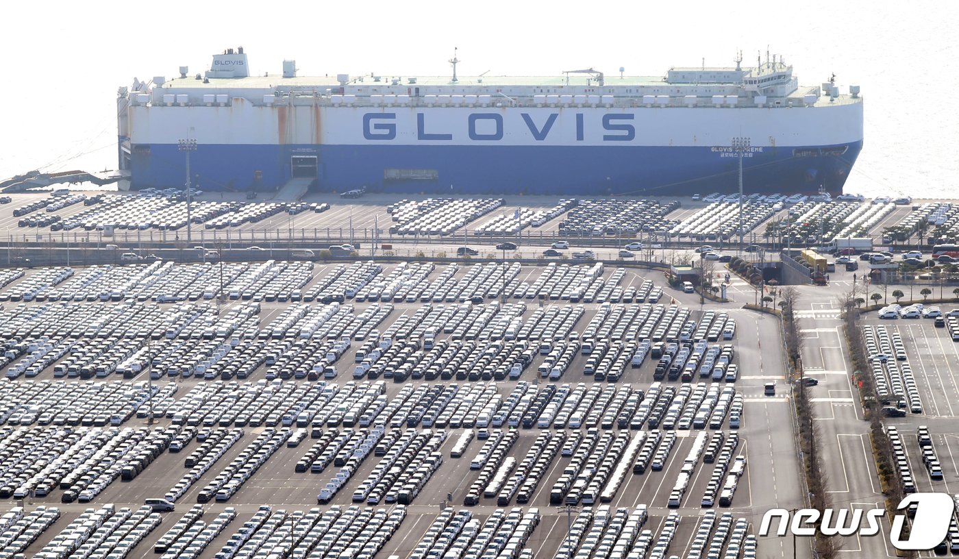 본문 이미지 - 현대자동차 울산공장 수출 선적부두 인근 야적장에 완성차들이 대기하고 있다. 2023.3.20/뉴스1 ⓒ News1 조민주 기자