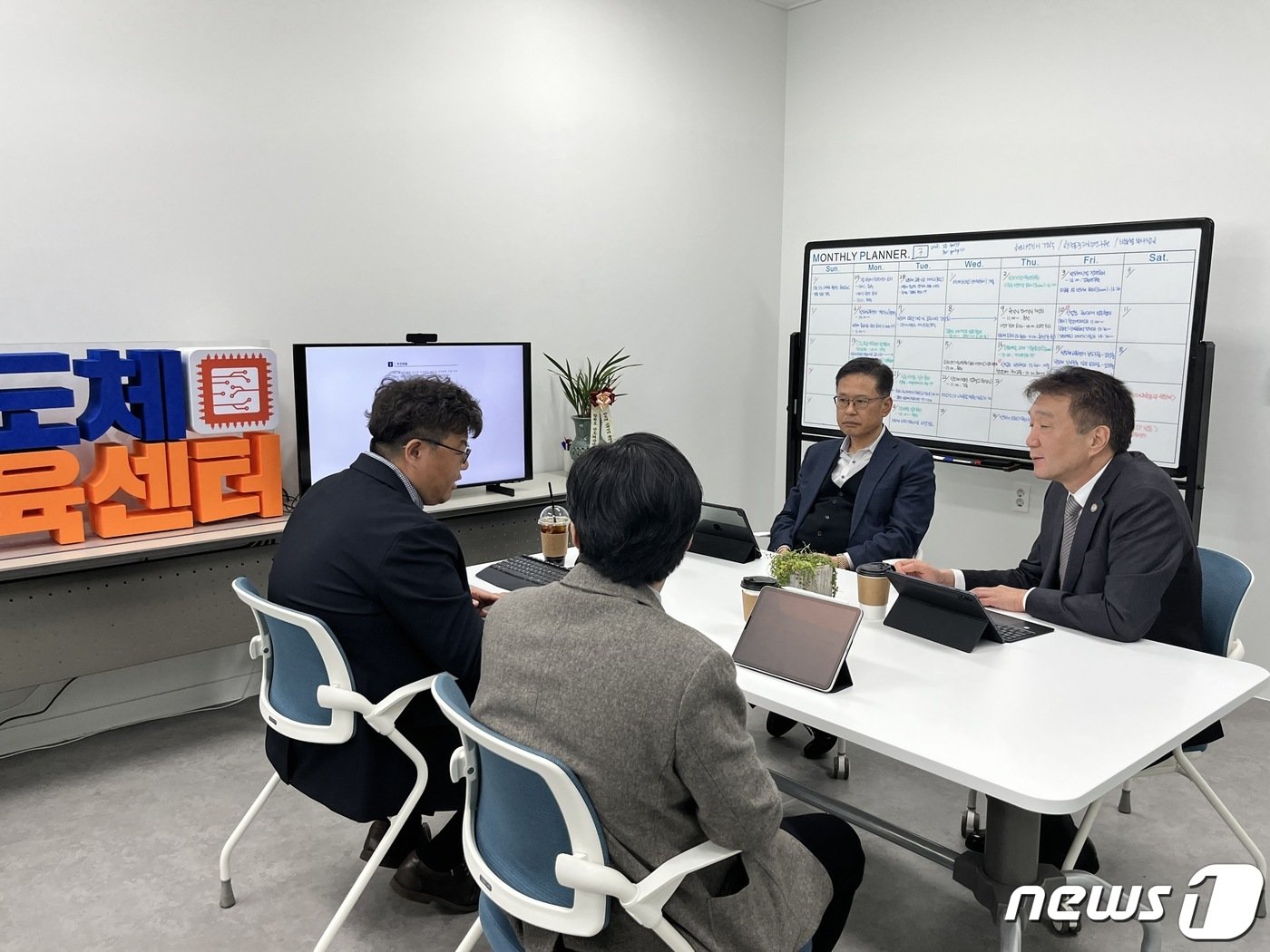 본문 이미지 - 허장현 강원테크노파크 원장이 20일 반도체 교육센터(강원TP 원주벤처공장)를 찾아 강원도 반도체 클러스터 조성을 위한 현장 점검에 나섰다.(강원테크노파크 제공)