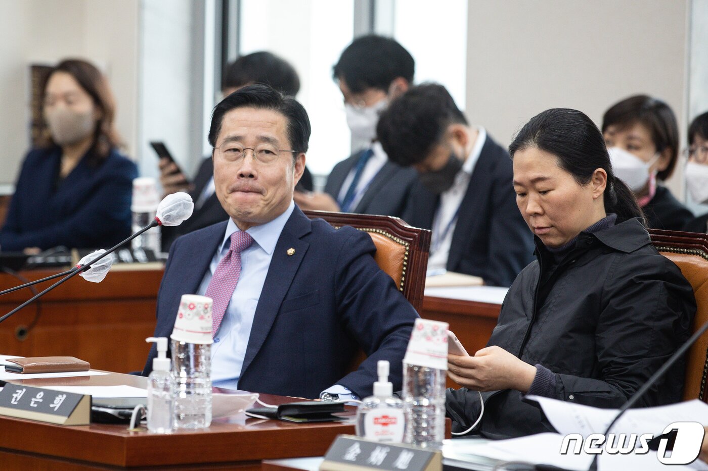 본문 이미지 - 이태규 국회 교육위원회 국민의힘 간사가 20일 서울 여의도 국회에서 열린 제404회 국회(임시회) 교육위원회 제2차 전체회의에 참석해 개의를 기다리고 있다. 교육위원회는 이날 정순신 변호사 자녀 학교폭력 진상조사 및 학교폭력 대책 수립을 위한 청문회 실시계획서 채택의 건 등에 대해 논의한다. 2023.3.20/뉴스1 ⓒ News1 유승관 기자