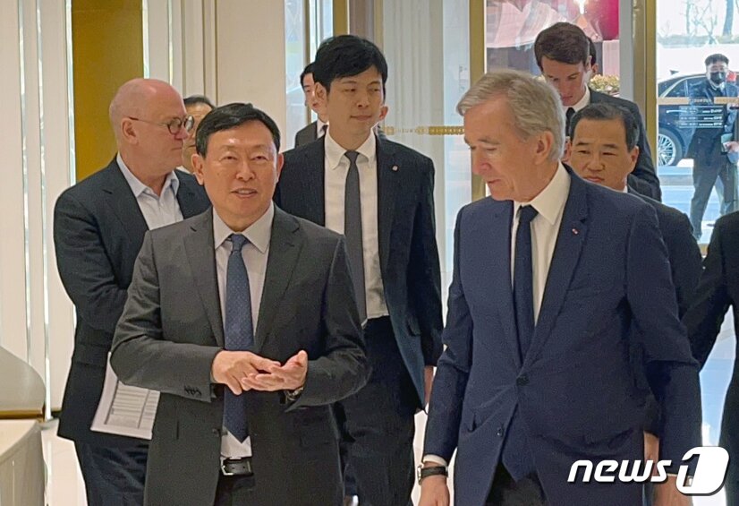 본문 이미지 - 신동빈 롯데그룹 회장(왼쪽)이 20일 서울 송파구 잠실 롯데월드타워에서 방한한 베르나르 아르노 루이비통모에헤네시(LVMH) 총괄회장을 직접 안내하고 있다. 2023.3.20/뉴스1 ⓒ News1 신민경 기자
