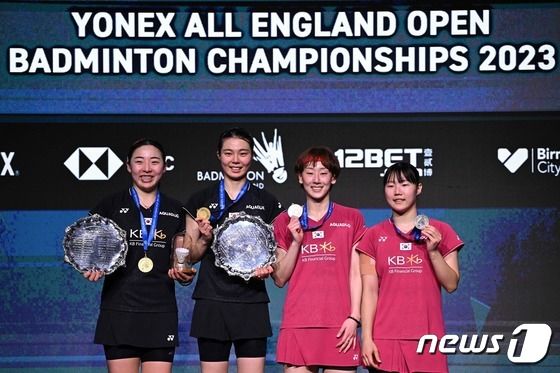 한국 선수들이 1,2위를 차지한 전영오픈 여자복식 시상식. © AFP=뉴스1