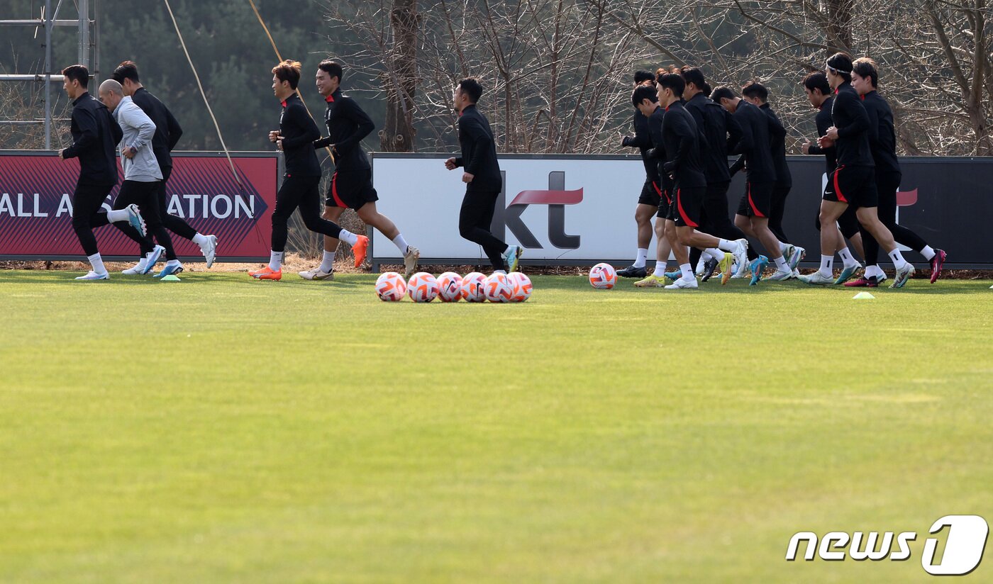 본문 이미지 - 위르겐 클린스만 감독이 이끄는 축구 국가대표팀 선수들이 20일 오후 경기 파주트레이닝센터(NFC)에서 첫 소집훈련을 하고 있다. 클린스만호는 오는 24일 울산에서 콜롬비아, 28일 서울에서 우루과이와 A매치 평가전을 갖는다. 2022.3.20/뉴스1 ⓒ News1 구윤성 기자