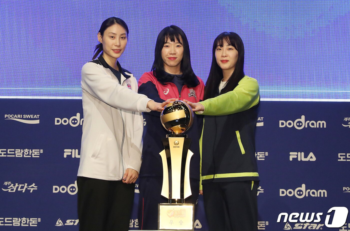 본문 이미지 - 20일 오후 서울 마포구 누리꿈스퀘어에서 열린 도드람 2022-2023 V리그 포스트시즌 미디어데이에서 각 팀 선수들이 기념촬영을 하고 있다. 왼쪽부터 한국도로공사 배유나, 흥국생명 김미연, 현대건설 황민경. 2023.3.20/뉴스1 ⓒ News1 임세영 기자