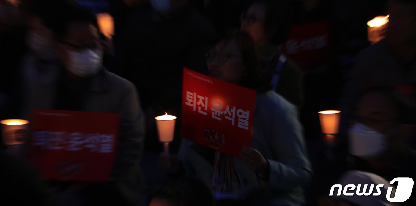본문 이미지 - 20일 전북 전주시 풍남문 광장에서 열린 검찰독재 타도와 매판매국 독재정권 퇴진촉구 시국미사에 참석한 시민들이 촛불을 들고 윤석열 퇴진을 외치고 있다. 2023.3.20/뉴스1 ⓒ News1 유경석 기자