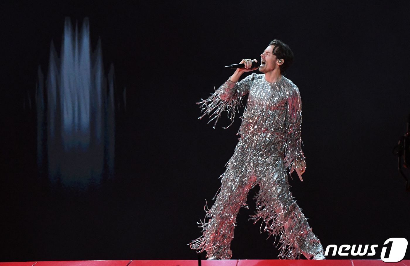 본문 이미지 - 그래미 어워즈에서 공연하는 해리 스타일스 ⓒ AFP=뉴스1