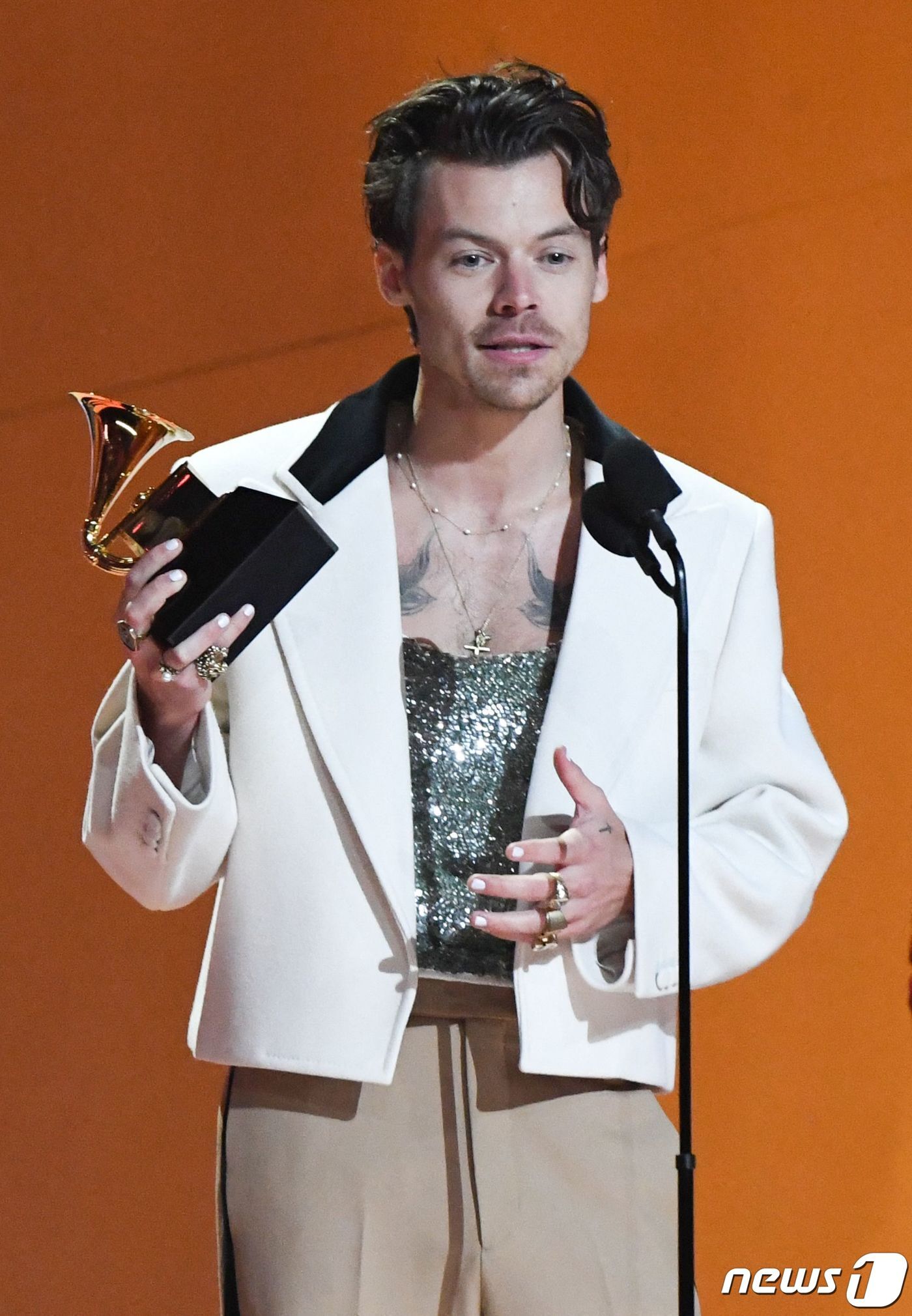 본문 이미지 - 제65회 그래미 어워즈에서 올해의 앨범상을 수상한 해리 스타일스 ⓒ AFP=뉴스1
