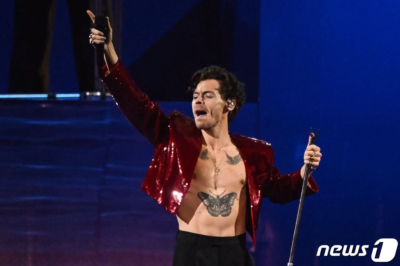 본문 이미지 - 해리 스타일스가 '브릿 어워즈 2023'에서 공연을 펼치고 있다. ⓒ AFP=뉴스1