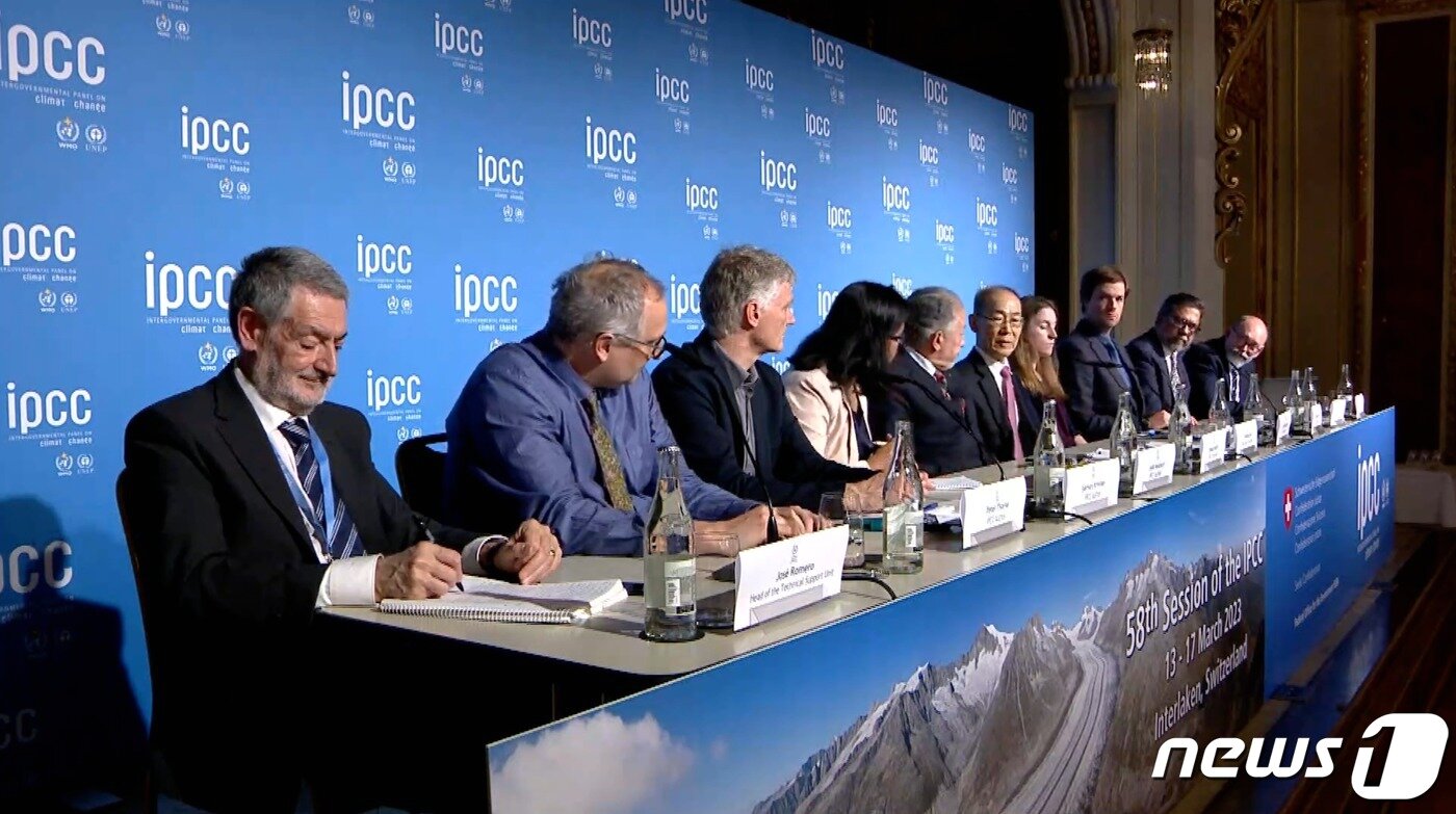본문 이미지 - '기후변화에 관한 정부 간 협의체'(IPCC)가 제58차 회의에서 승인된 제6차 평가보고서 종합보고서에 대해 브리핑하고 있다.(IPCC 유튜브) ⓒ 뉴스1 황덕현 기자