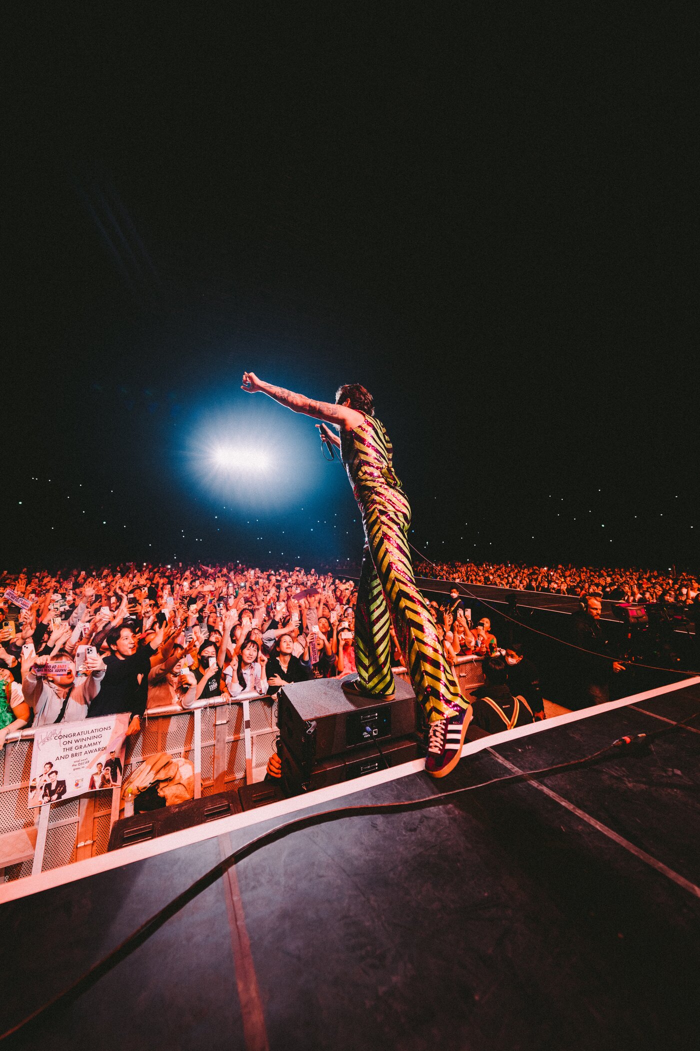 본문 이미지 - 팝 스타 해리 스타일스가 서울 올림픽공원 KSPO 돔에서 첫 내한 공연 '러브 온 투 2023'을 펼치고 있다.(Lloyd Wakefield 제공)