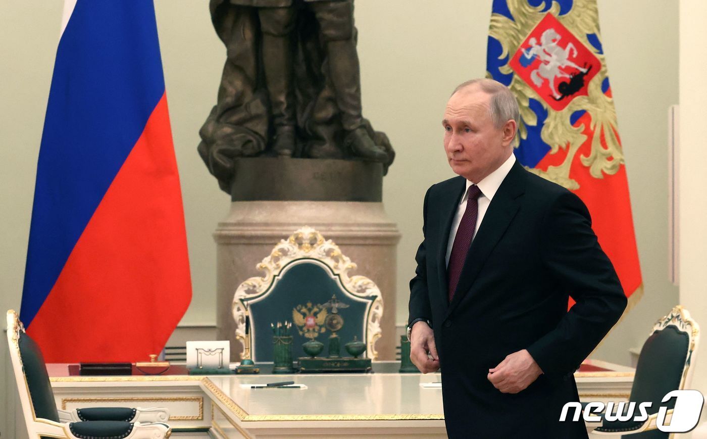 본문 이미지 - 블라디미르 푸틴 러시아 대통령이 20일(현지시간) 3년 9개월만에 방문한 모스크바를 방문한 시진핑 중국 국가주석과 크렘린 궁에서 비공식 회담을 갖기 위해 도착을 하고 있다. ⓒ AFP=뉴스1 ⓒ News1 우동명 기자