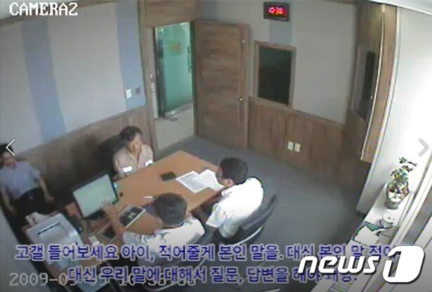 본문 이미지 - 박준영 변호사가 2009년 7월 일어난 '순천 청산가리 막걸리 살인사건' 피의자 백모씨의 검찰 조사과정 CCTV 영상. 검사가 문뱅의 백씨에게 '대신 답변을 적어줄 테니 묻는 말에 잘 답하라'는 내용이 담겨 있다. (SNS 갈무리) ⓒ 뉴스1 