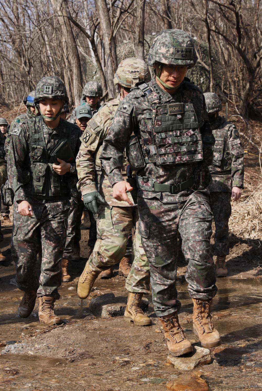 본문 이미지 - 박정환 육군참모총장과 윌러드 벌러슨 주한 미 8군사령관이 지난 18일 강원도 인제 한미연합 과학화전투훈련(KCTC) 현장을 둘러보고 있다. (미 2사단 제공)