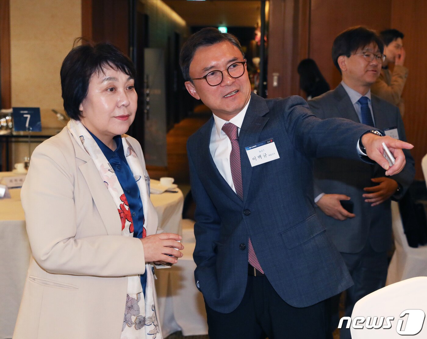 본문 이미지 - 이백규 뉴스1 대표이사와 정춘숙 국회 보건복지위원회 위원장이 21일 오전 서울 중구 롯데호텔에서 열린 '뉴스1 바이오리더스 클럽 2023'에서 대화를 하고 있다. 2023.3.21/뉴스1 ⓒ News1 송원영 기자