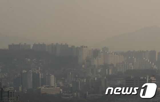 서울 도심 초미세먼지 농도가 나쁨 수준을 보인 21일 서울 중구 롯데호텔에서 바라본 도심 일대가 뿌연 모습을 보이고 있다. 2023.3.21/뉴스1 © News1 송원영 기자