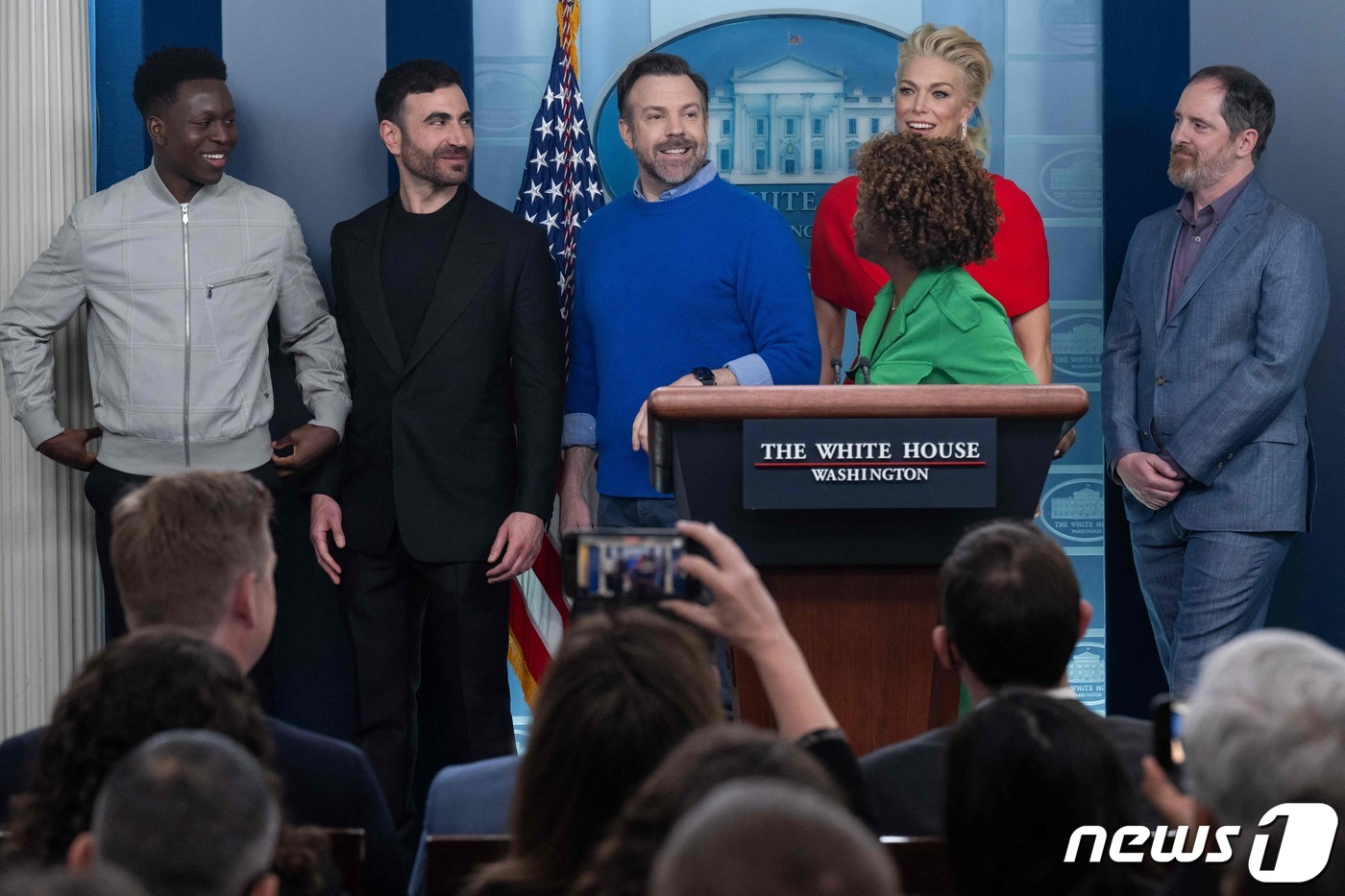 (워싱턴 AFP=뉴스1) 우동명 기자 = 카린 장 피에르 백악관 대변인이 20일(현지시간) 워싱턴 백악관 브래디 룸에서 조 바이든 대통령과 만난 드라마 ‘테드 레소’의 출연 배우 …