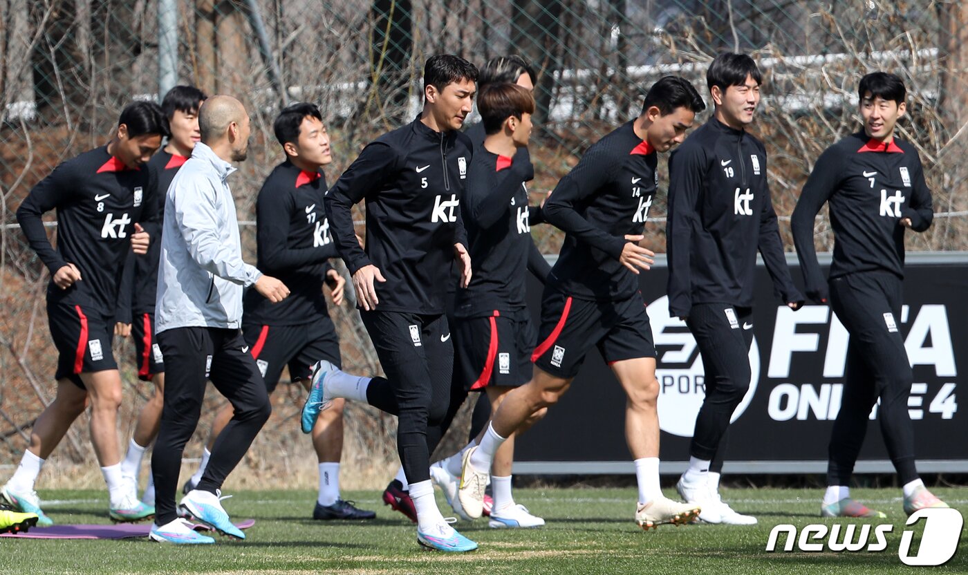 본문 이미지 - 대한민국 축구 국가대표팀 손흥민을 비롯한 선수들이 21일 오전 경기도 파주 축구국가대표트레이닝센터(NFC)에서 훈련을 하고 있다. 2023.3.21/뉴스1 ⓒ News1 민경석 기자
