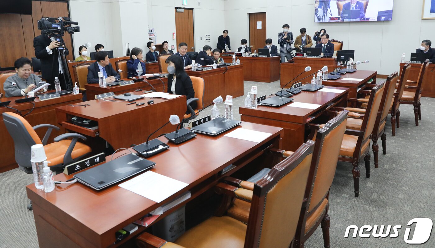 본문 이미지 - 21일 서울 여의도 국회에서 열린 교육위원회 전체회의에서 유기홍 위원장이 국힘의힘 의원들 불참한 가운데 정순신 변호사 자녀 학교폭력 진상조사 및 학교폭력 대책 수립을 위한 청문회 실시계획서 채택의 건을 의결하고 있다. 2023.3.21/뉴스1 ⓒ News1 허경 기자