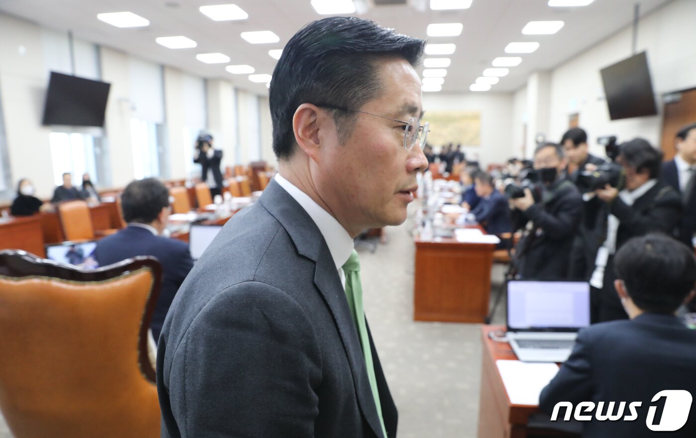 본문 이미지 - 21일 서울 여의도 국회에서 열린 교육위원회 전체회의에서 이태규 국민의힘 간사가 정순신 변호사 자녀 학교폭력 진상조사 및 학교폭력 대책 수립을 위한 청문회 실시계획서 채택의 건을 의결하기 전 퇴장하고 있다. 2023.3.21/뉴스1 ⓒ News1 허경 기자