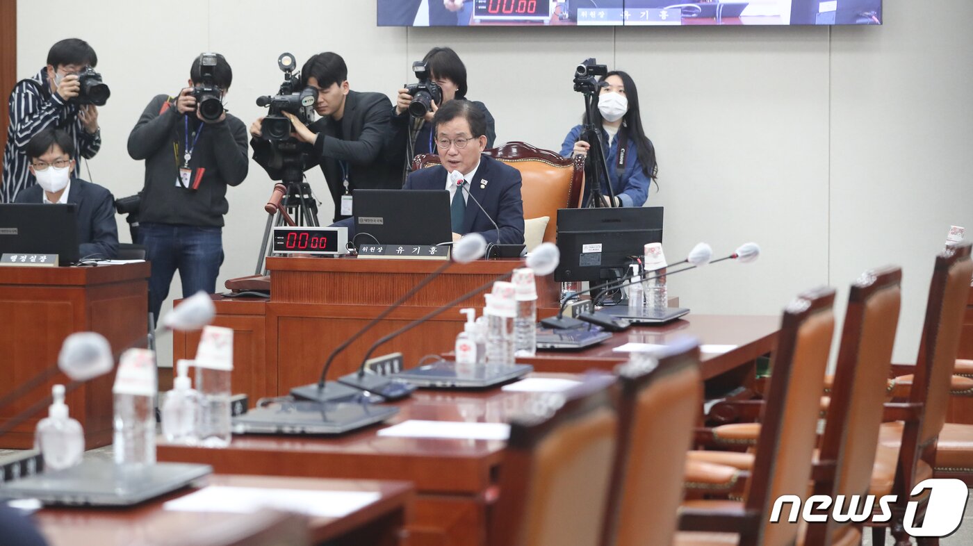 본문 이미지 - 21일 서울 여의도 국회에서 열린 교육위원회 전체회의에서 유기홍 위원장이 국힘의힘 의원들 불참한 가운데 정순신 변호사 자녀 학교폭력 진상조사 및 학교폭력 대책 수립을 위한 청문회 실시계획서 채택의 건을 의결하고 있다. 2023.3.21/뉴스1 ⓒ News1 허경 기자