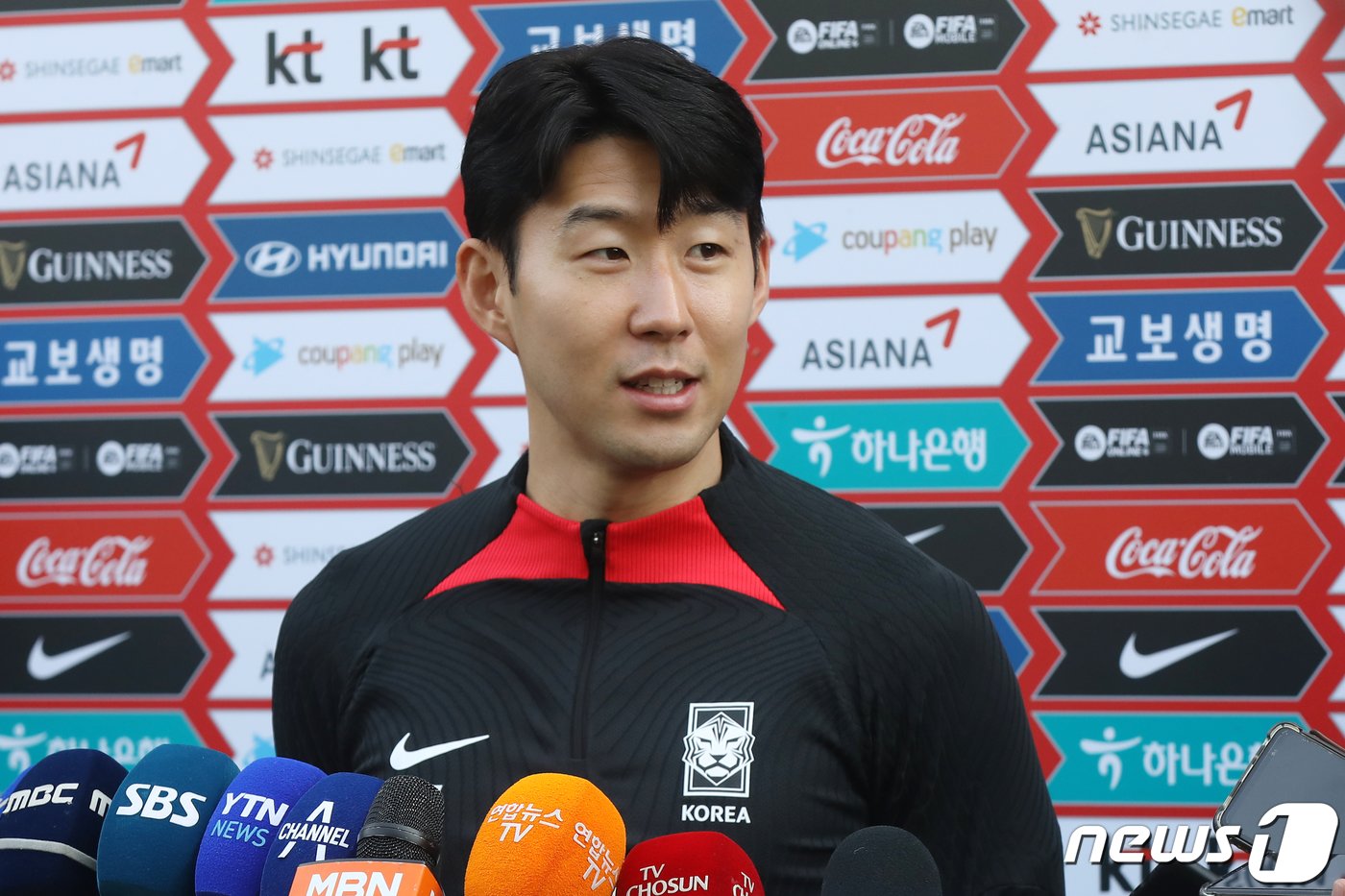 대한민국 축구 국가대표팀 손흥민이 21일 오전 경기도 파주 축구국가대표트레이닝센터&#40;NFC&#41;에서 훈련 전 인터뷰를 하고 있다. 2023.3.21/뉴스1 ⓒ News1 민경석 기자