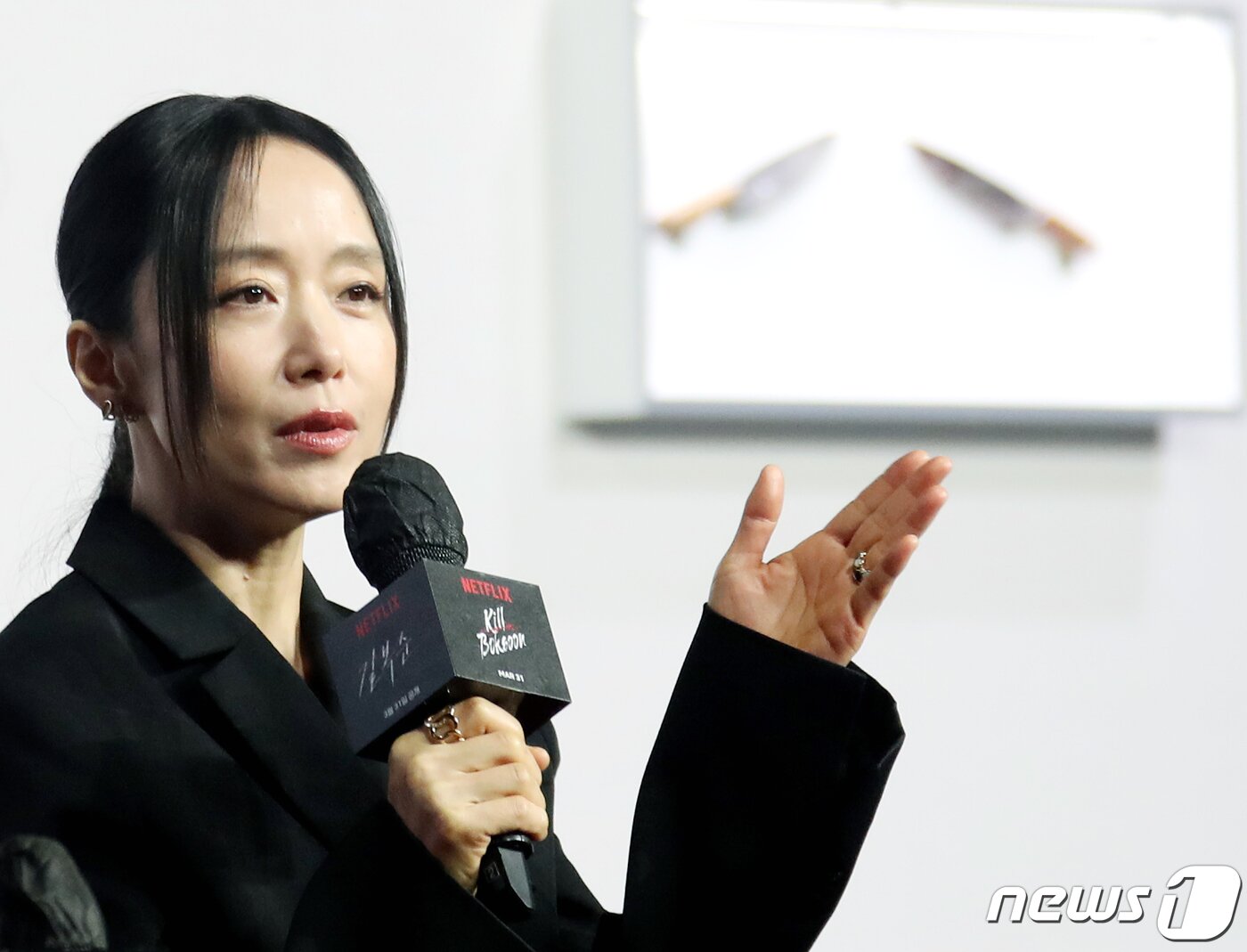 본문 이미지 - 배우 전도연이 21일 서울 강남구 그랜드 인터컨티넨탈 서울 파르나스에서 진행된 넷플릭스 오리지널 영화 '길복순'(감독 변성현) 제작보고회에서 인사말을 하고 있다. '길복순'은 청부살인 업계의 전설적인 킬러 길복순(전도연 분)이 회사와 재계약 직전, 죽거나 또는 죽이거나, 피할 수 없는 대결에 휘말리게 되는 이야기를 그린 작품이다. 2023.3.21/뉴스1 ⓒ News1 권현진 기자