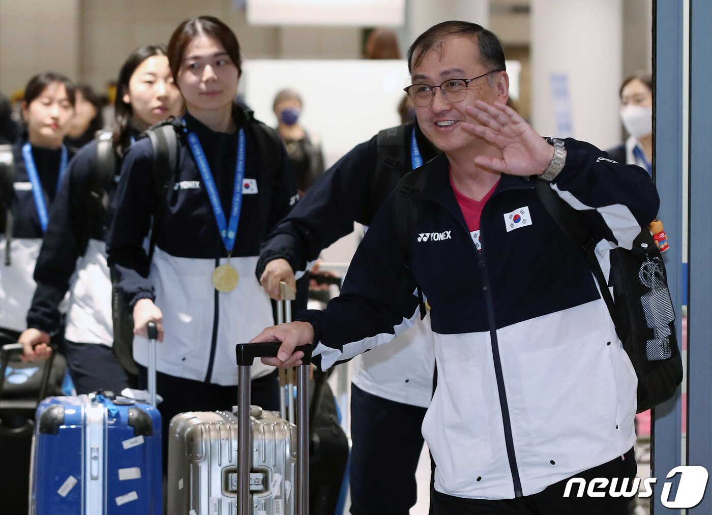 본문 이미지 - 김학균 배드민턴 대표팀 감독이 21일 인천국제공항을 통해 귀국해 인사를 하고 있다. 2023.3.21/뉴스1 ⓒ News1 박정호 기자