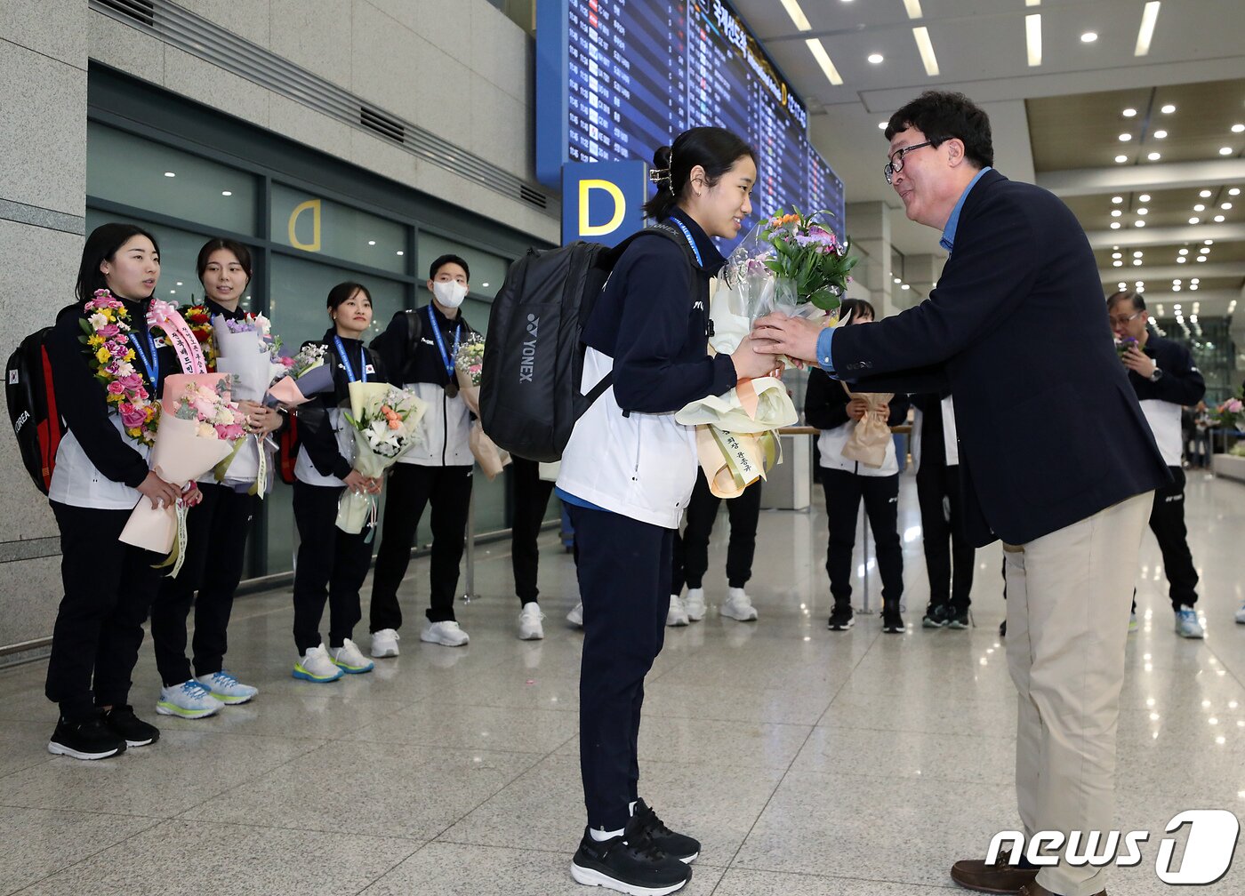 본문 이미지 - '2023 전영오픈배드민턴선수권대회'에서 여자단식 우승을 차지한 배드민턴 대표팀 안세영 선수가 21일 인천국제공항을 통해 귀국해 김택규 대한배드민턴협회장에게 축하 꽃다발을 받고 있다. 2023.3.21/뉴스1 ⓒ News1 박정호 기자