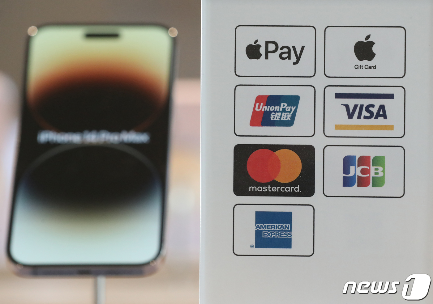 (서울=뉴스1) 송원영 기자 = 애플의 근거리무선통신(NFC) 결제 서비스 '애플페이'가 국내 서비스를 시작한 21일 서울 한 애플 스토어에 안내문이 놓여 있다.애플은 아이폰, 애 …