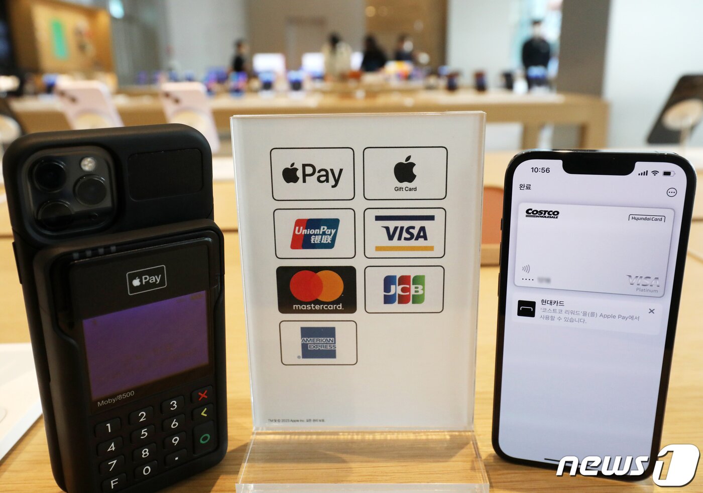 본문 이미지 - 애플의 근거리무선통신(NFC) 결제 서비스 '애플페이'가 국내 서비스를 시작한 21일 서울 한 애플 스토어에 안내문이 놓여 있다. 2023.3.21/뉴스1 ⓒ News1 송원영 기자