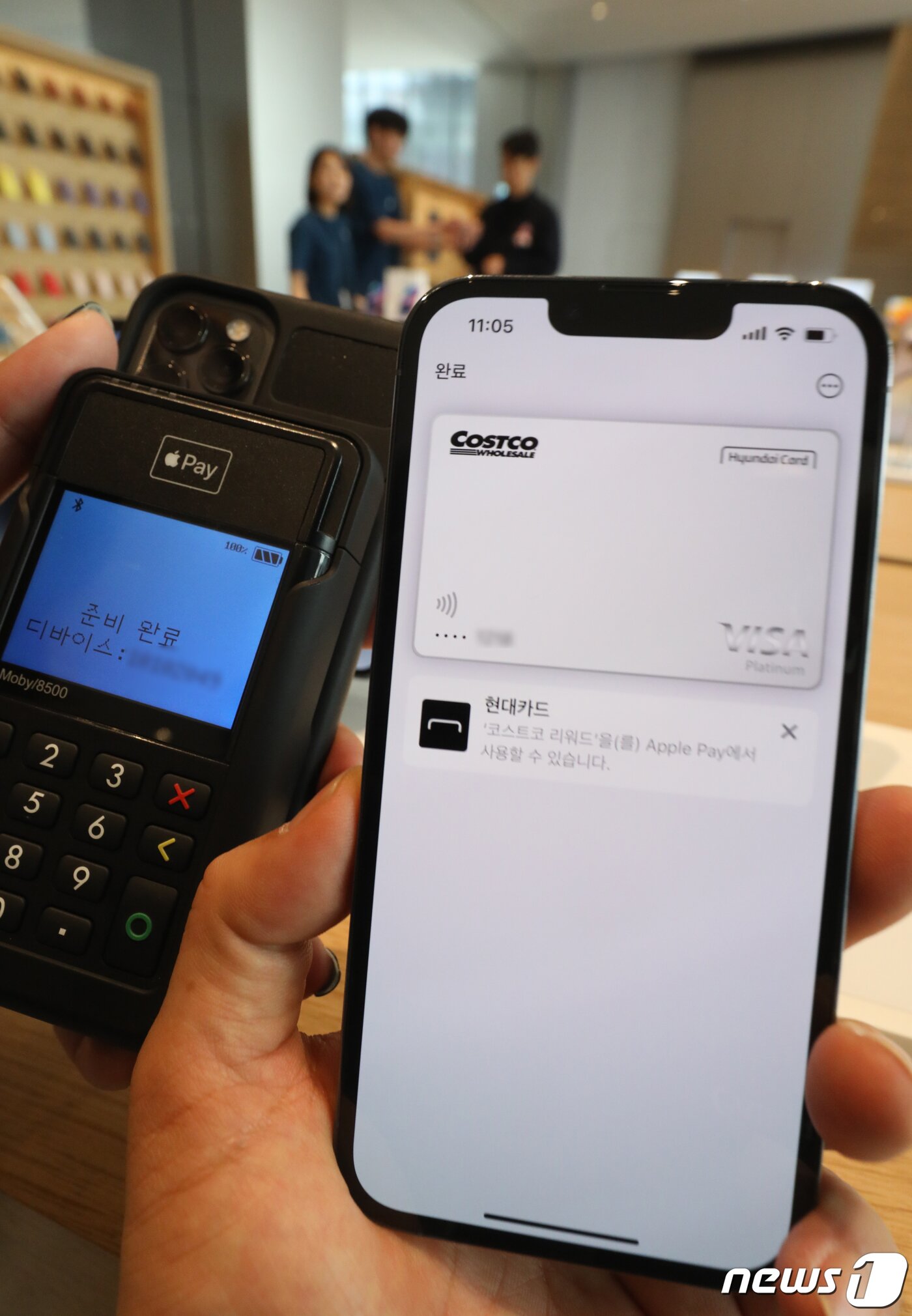 본문 이미지 - 애플의 근거리무선통신(NFC) 결제 서비스 '애플페이'가 국내 서비스를 시작한 21일 서울 한 애플 스토어에서 아이폰으로 애플페이를 시연하고 있다. 2023.3.21/뉴스1 ⓒ News1 송원영 기자