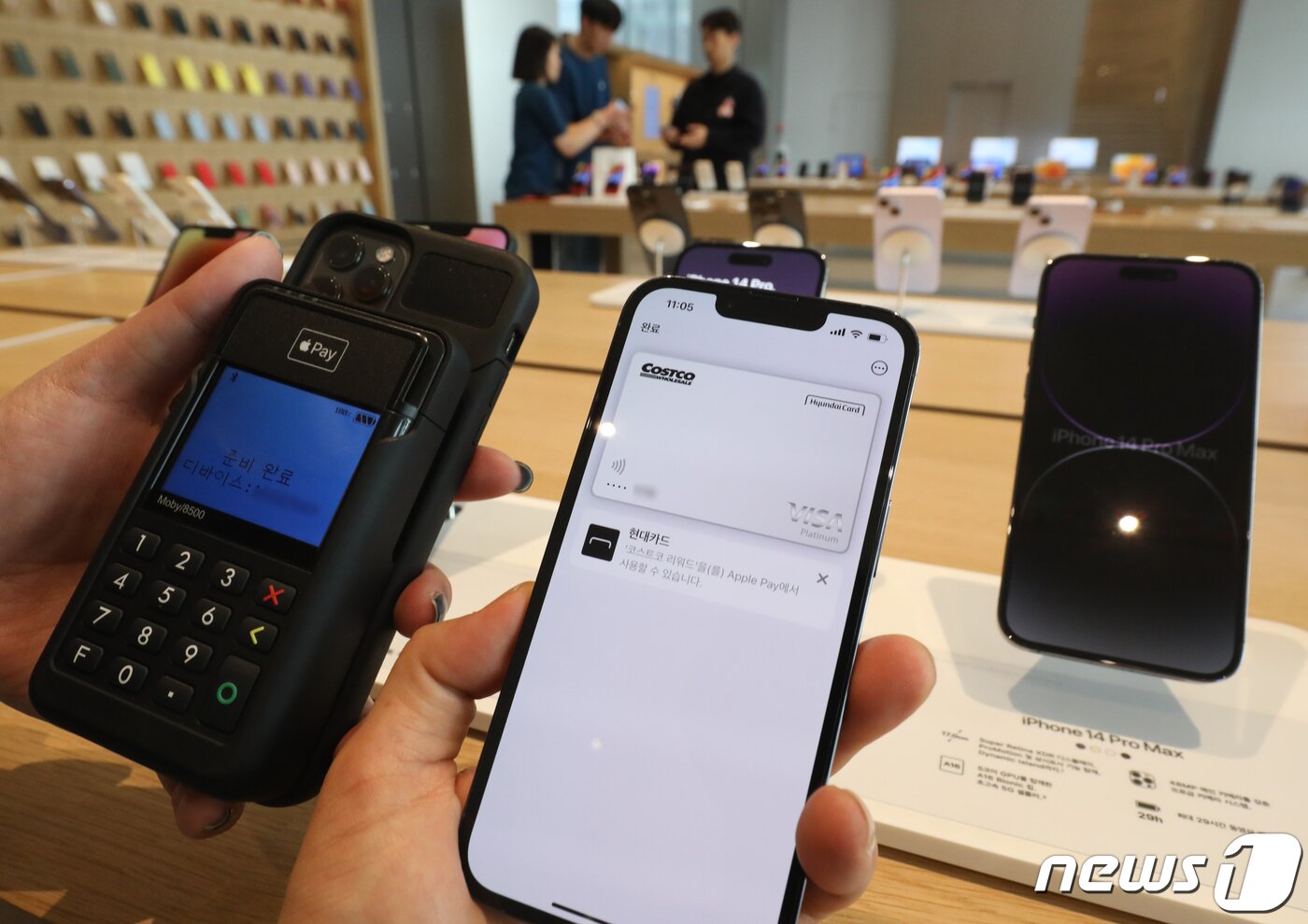본문 이미지 - 애플의 근거리무선통신(NFC) 결제 서비스 '애플페이'가 국내 서비스를 시작한 21일 서울 한 애플 스토어에서 아이폰으로 애플페이를 시연하고 있다. 2023.3.21/뉴스1 ⓒ News1 송원영 기자