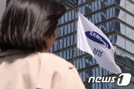 21일 서울 서초구 삼성전자 본사에 사기가 펄럭이고 있다. 2023.3.21/뉴스1 © News1 구윤성 기자