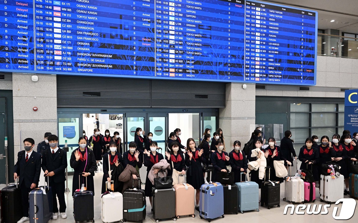 (인천공항=뉴스1) 박정호 기자 = 일본 구마모토현 루테루 고등학교 학생과 교사 등이 21일 오후 인천국제공항을 통해 입국하며 손을 흔들고 있다.이날 방한한 학생들은 4박 5일 일 …