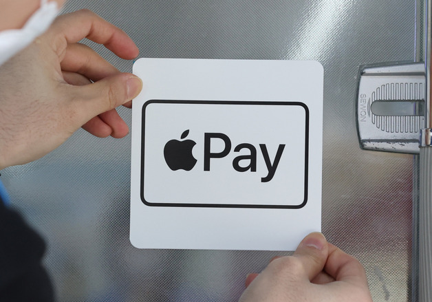 약관 심사 마쳤는데…신한카드 이어 토스뱅크도 멈춘 애플페이, 왜?