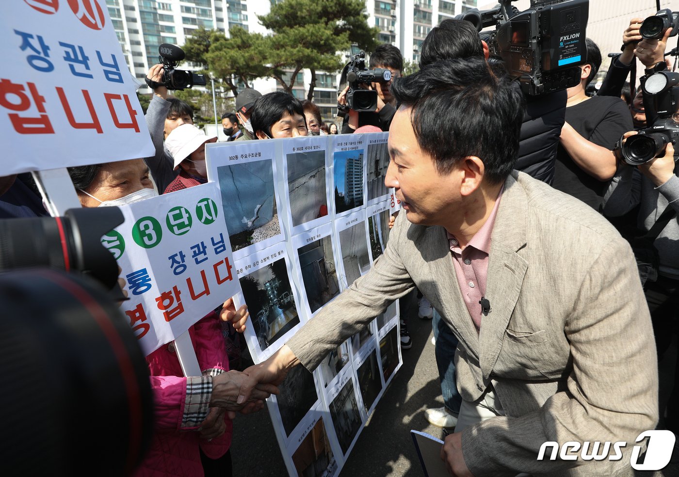 원희룡 국토교통부 장관이 21일 오후 경기 고양시 일산동구에 위치한 노후 아파트를 방문해 주민들과 인사하고 있다. 2023.3.21/뉴스1 ⓒ News1 신웅수 기자