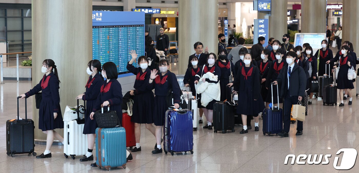 본문 이미지 - 일본 구마모토현 루테루 고등학교 학생과 교사 등이 21일 오후 인천국제공항을 통해 입국한 뒤 기념촬영을 하고 있다. 이날 방한한 학생들은 4박 5일 일정으로 자매학교인 전주 신흥고등학교의 학생들을 만나 수업을 참관하고 전주 한옥마을을 비롯한 서울타워, 남대문, 명동, 경복궁, 롯데월드 등 관광지를 여행할 예정이다. (공동취재) 2023.3.21/뉴스1 ⓒ News1 박정호 기자