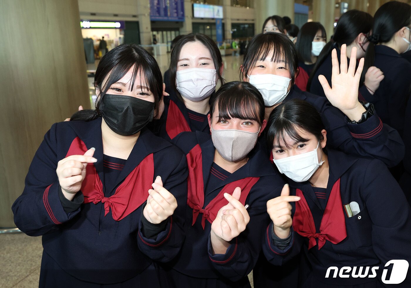 본문 이미지 - 21일 인천공항 입국장에서 한국으로 수학여행 온 일본 구마모토현 루테루학원 고등학교 학생들이 문화체육관광부 2030청년자문단 '드리머스'의 환영행사를 마치고 기념촬영을 하고 있다. ⓒ News1 박정호 기자