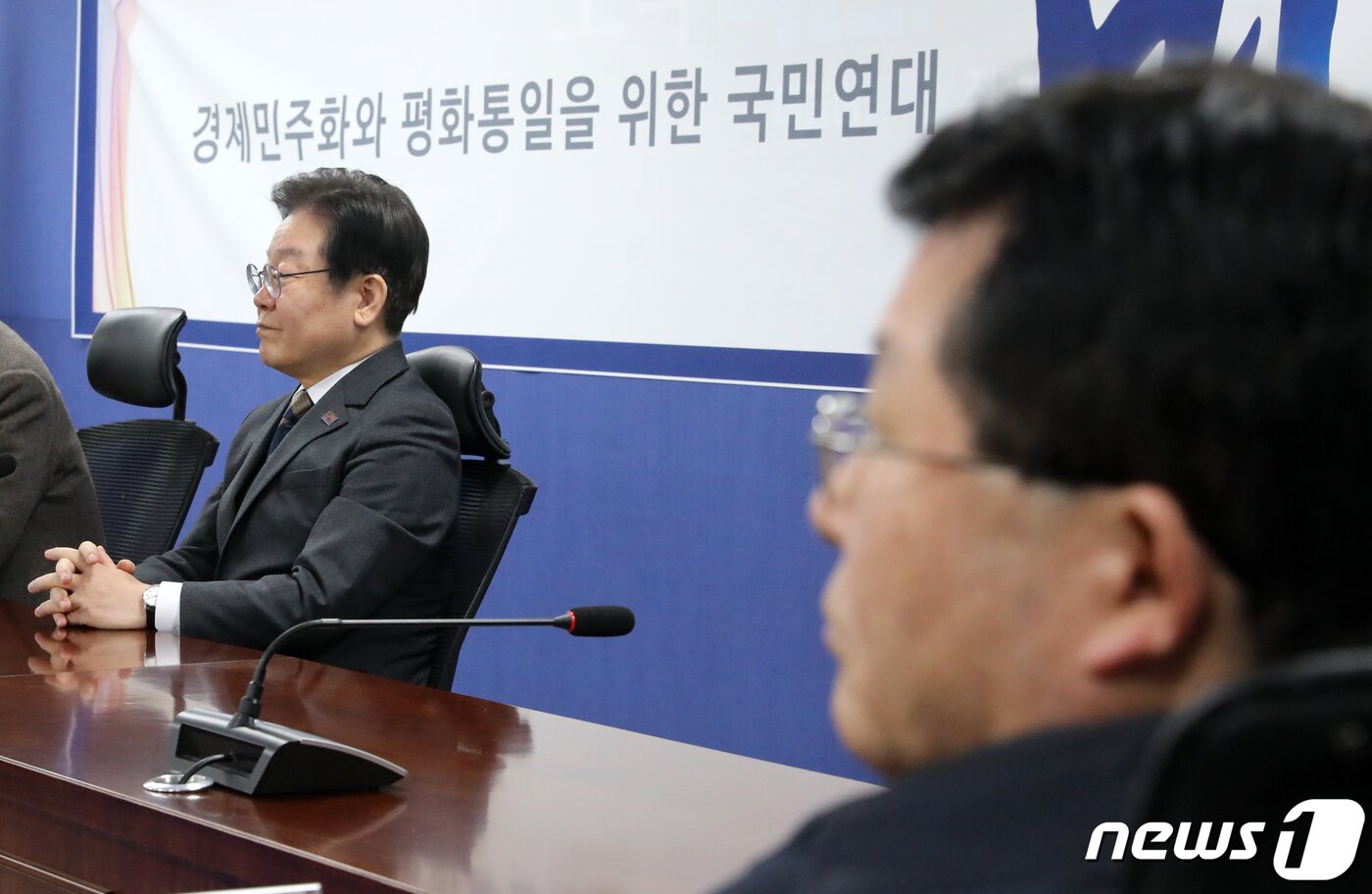 본문 이미지 - 이재명 더불어민주당 대표가 21일 오후 서울 여의도 국회 의원회관에서 열린 민주평화국민연대 간담회에 참석하고 있다. 오른쪽은 설훈 의원. 2023.3.21/뉴스1 ⓒ News1 이승배 기자