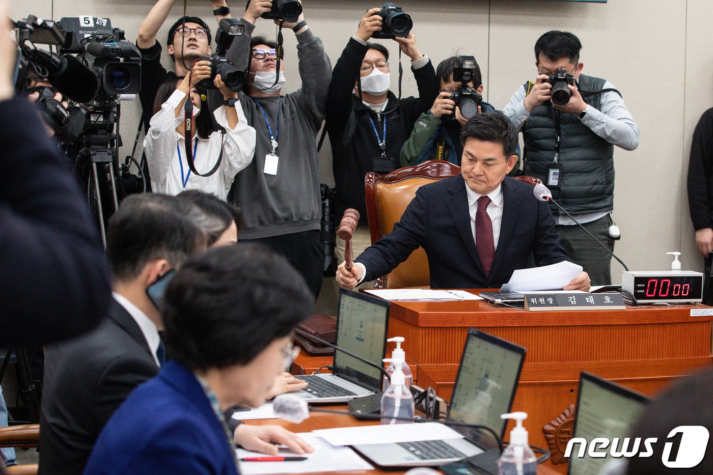 김태호 국회 외교통일위원장이 21일 서울 여의도 국회에서 열린 제404회 국회&#40;임시회&#41; 외교통일위원회 제2차 전체회의에서 의사봉을 두드리고 있다. 2023.3.21/뉴스1 ⓒ News1 유승관 기자