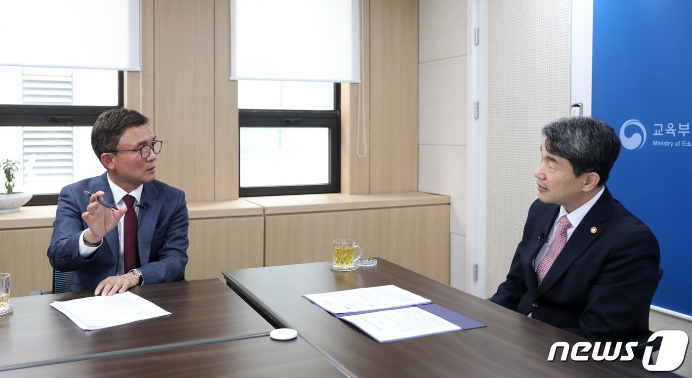 본문 이미지 - 이주호 부총리 겸 교육부 장관이 21일 오후 서울 영등포구 한국교육시설안전원에서 이백규 뉴스1 대표와 대담하고 있다. 2023.3.21/뉴스1 ⓒ News1 이승배 기자