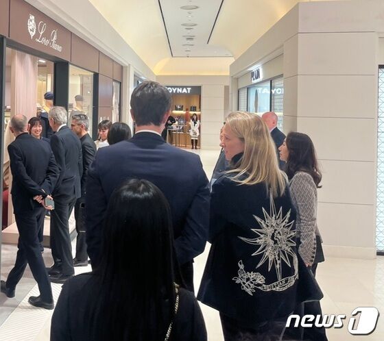 베르나르 아르노 루이비통모에헤네시(LVMH)  총괄회장 일행이 21일 서울 신세계 백화점 강남점을 방문해 주요 매장을 살펴보고 있다.2023.03.21© 뉴스1/ 신민경 기자.