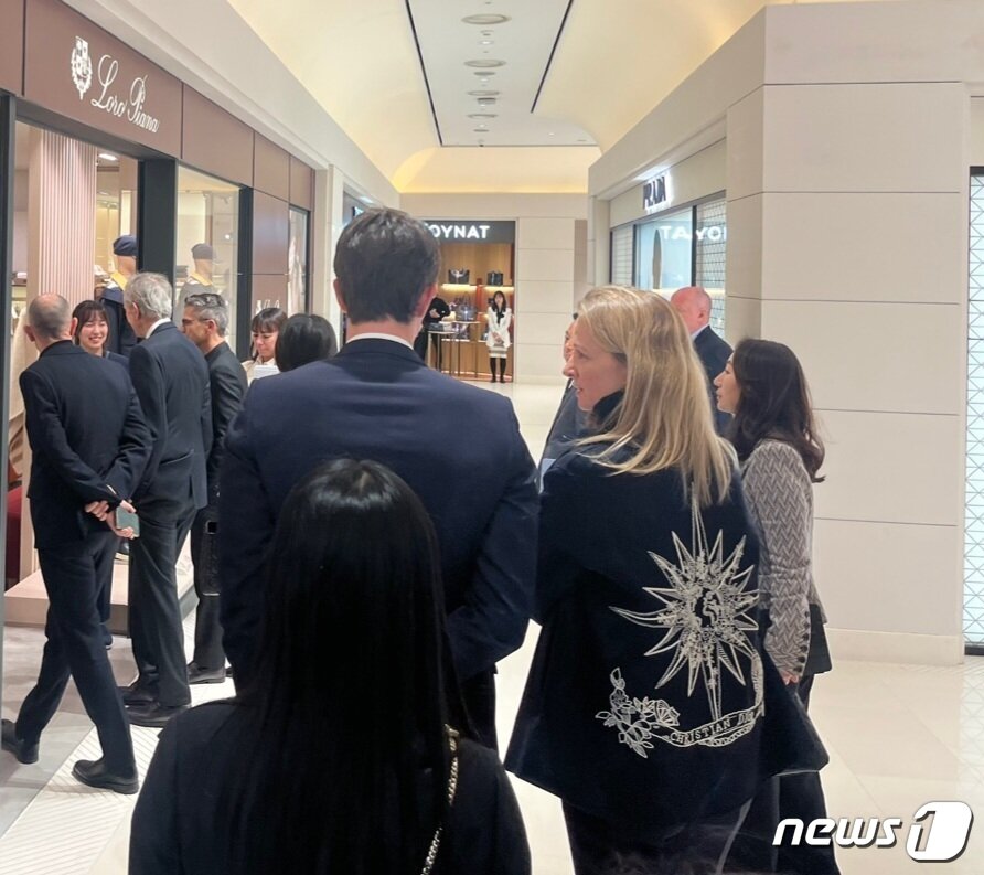 본문 이미지 - 베르나르 아르노 루이비통모에헤네시(LVMH)  총괄회장 일행이 21일 서울 신세계 백화점 강남점을 방문해 주요 매장을 살펴보고 있다.2023.03.21ⓒ 뉴스1/ 신민경 기자.