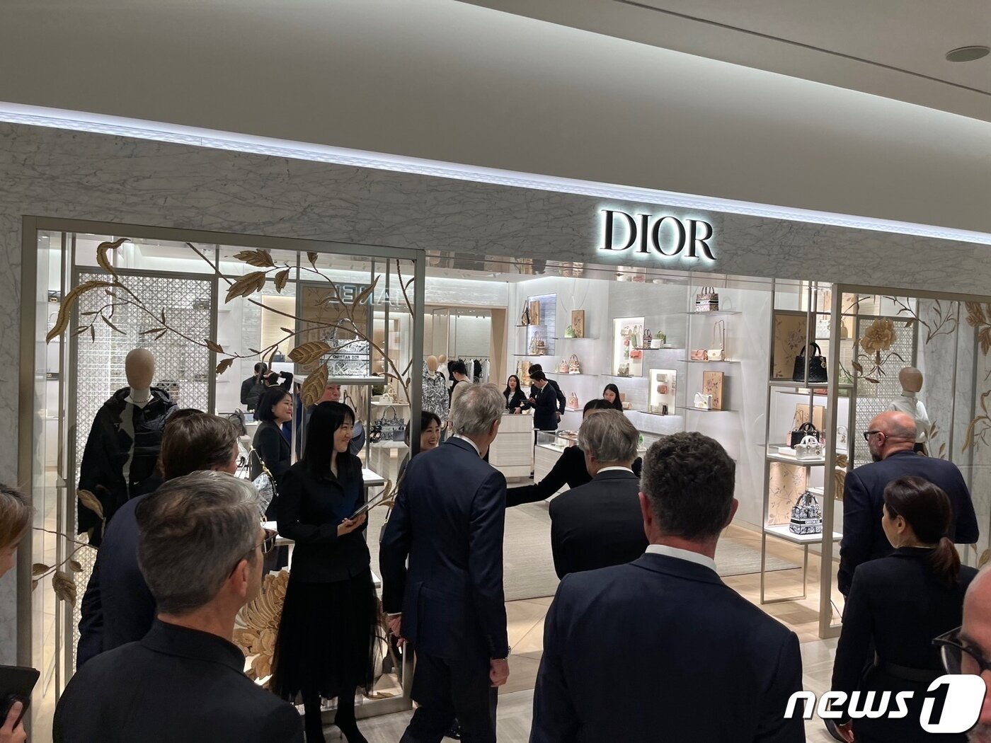 본문 이미지 - 베르나르 아르노 LVMH그룹 회장이 디올 매장으로 들어가고 있다. ⓒ News1 신민경 기자