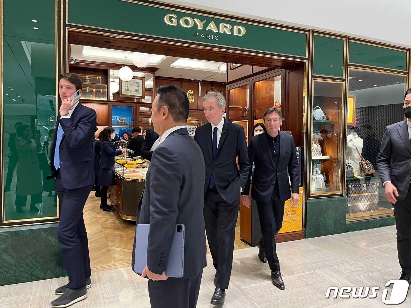 본문 이미지 - 베르나르 아르노 LVMH그룹 회장과 피에트로 베카리 디올 회장이 프랑스 명품 브랜드 '고야드' 매장을 둘러보고 나오고 있다. ⓒ News1 신민경 기자